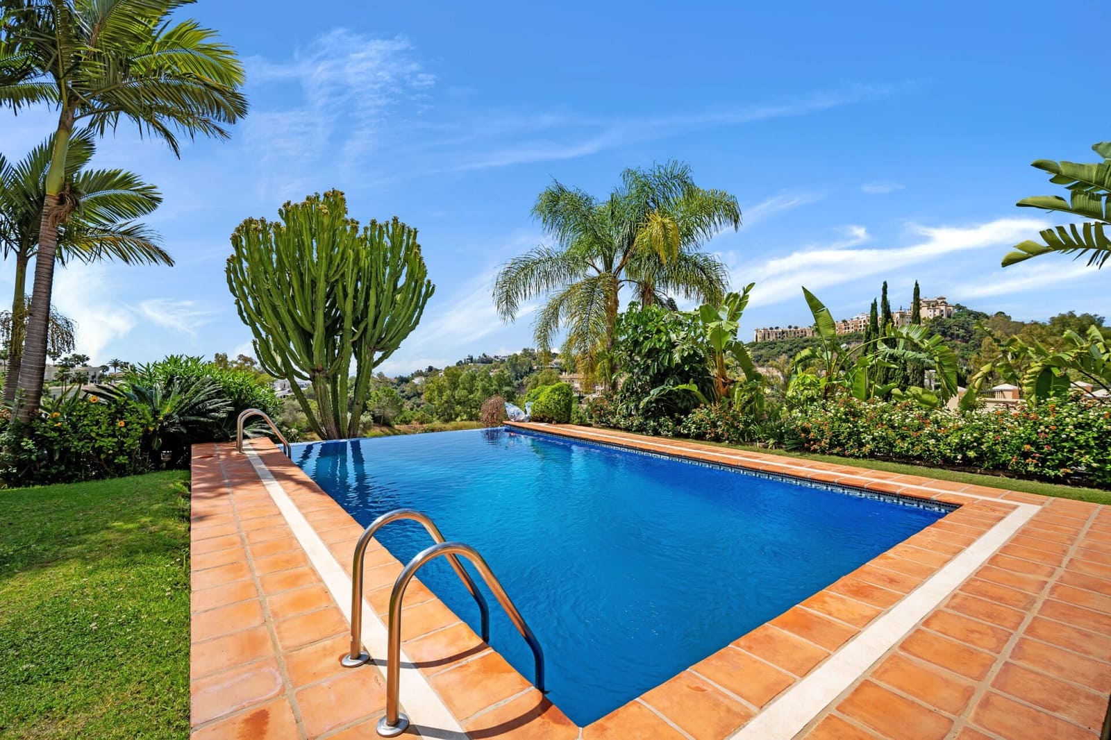 5 bedroom Villa for sale in Marbella with pool garage - € 2,650,000 (Ref: 8302710)