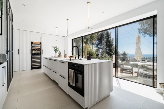 4 bedroom Villa for sale in Marbella with pool - € 2,250,000 (Ref: 8302727)