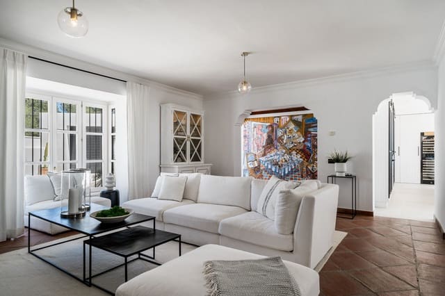 4 bedroom Villa for sale in Marbella with pool - € 2,250,000 (Ref: 8302727)