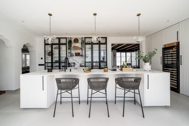 4 bedroom Villa for sale in Marbella with pool - € 2,250,000 (Ref: 8302727)