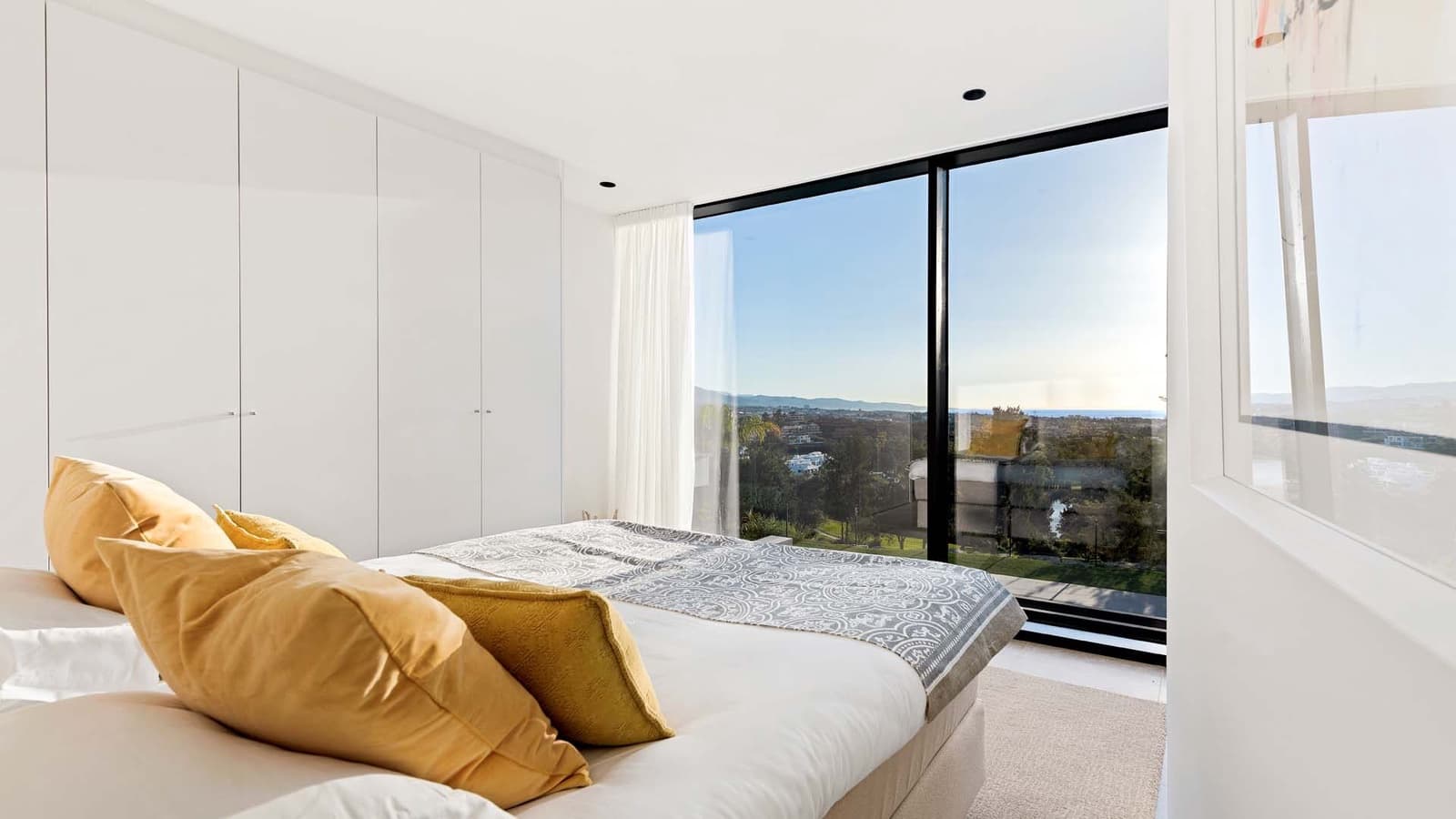 5 bedroom Villa for sale in Benahavis with pool garage - € 5,850,000 (Ref: 8327419)