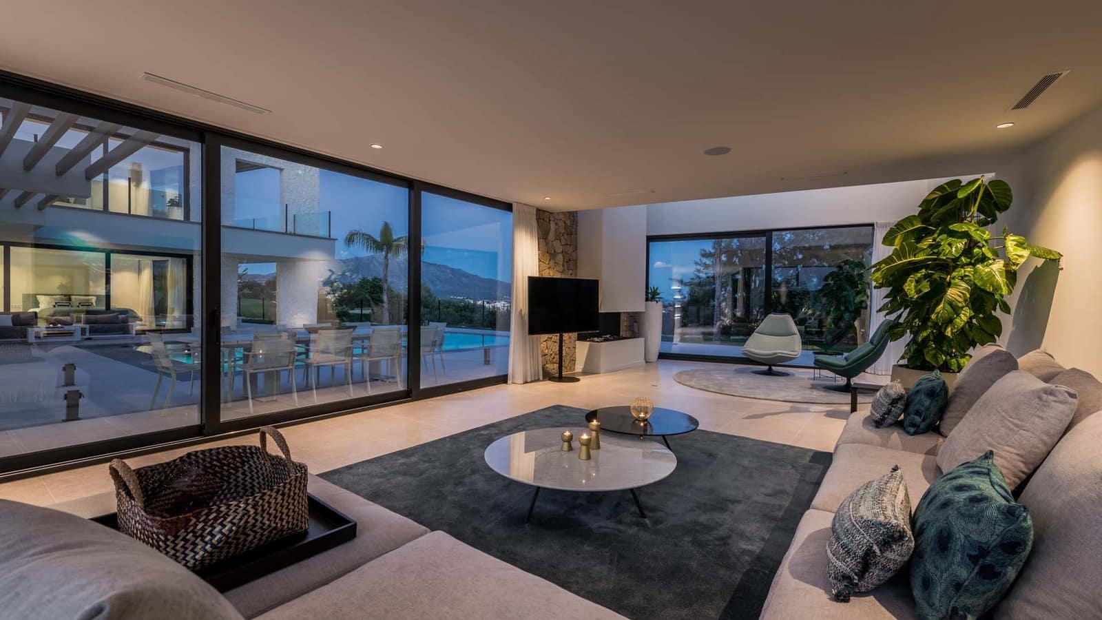 5 bedroom Villa for sale in Benahavis with pool garage - € 5,850,000 (Ref: 8327419)