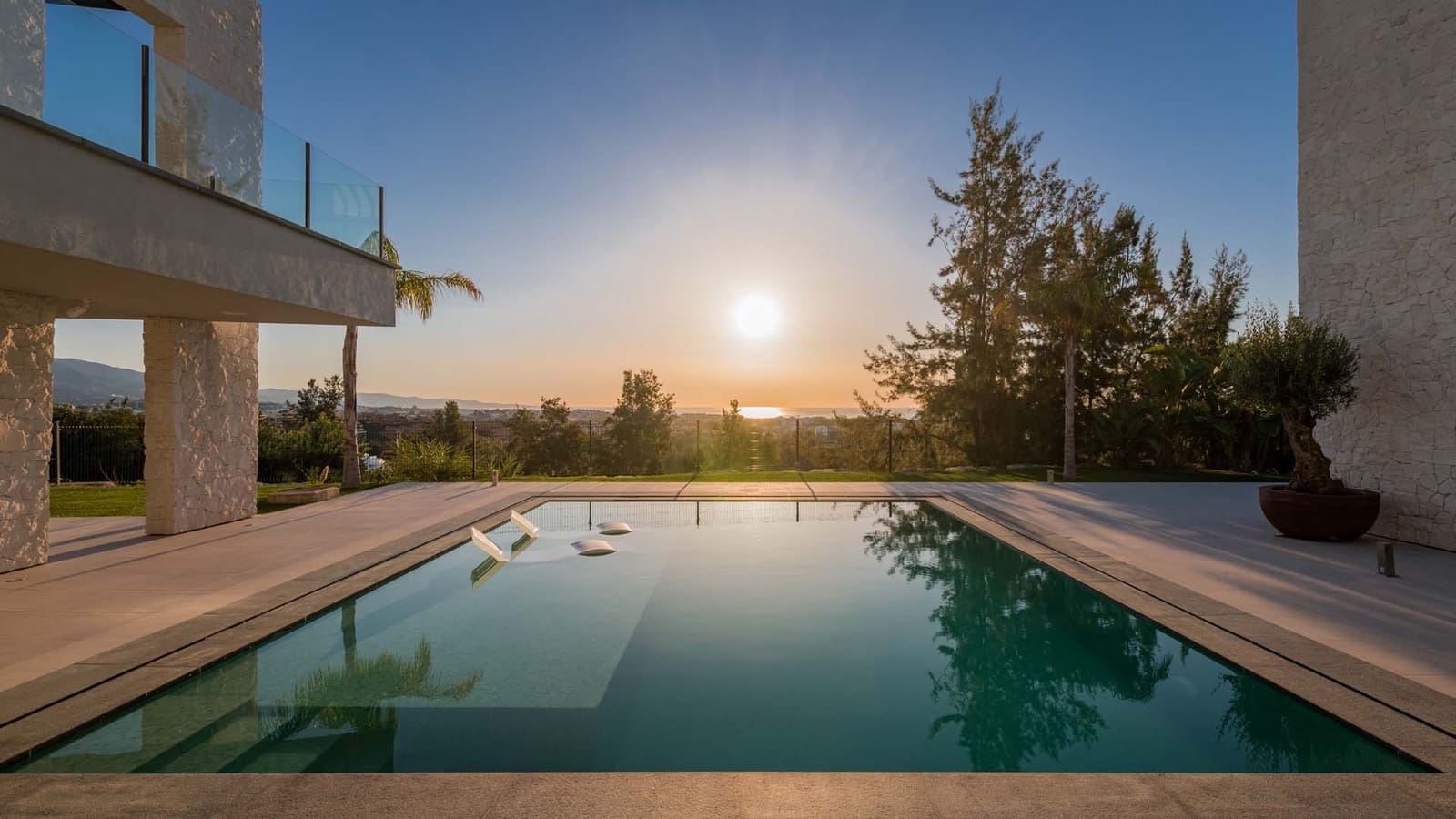 5 bedroom Villa for sale in Benahavis with pool garage - € 5,850,000 (Ref: 8327419)