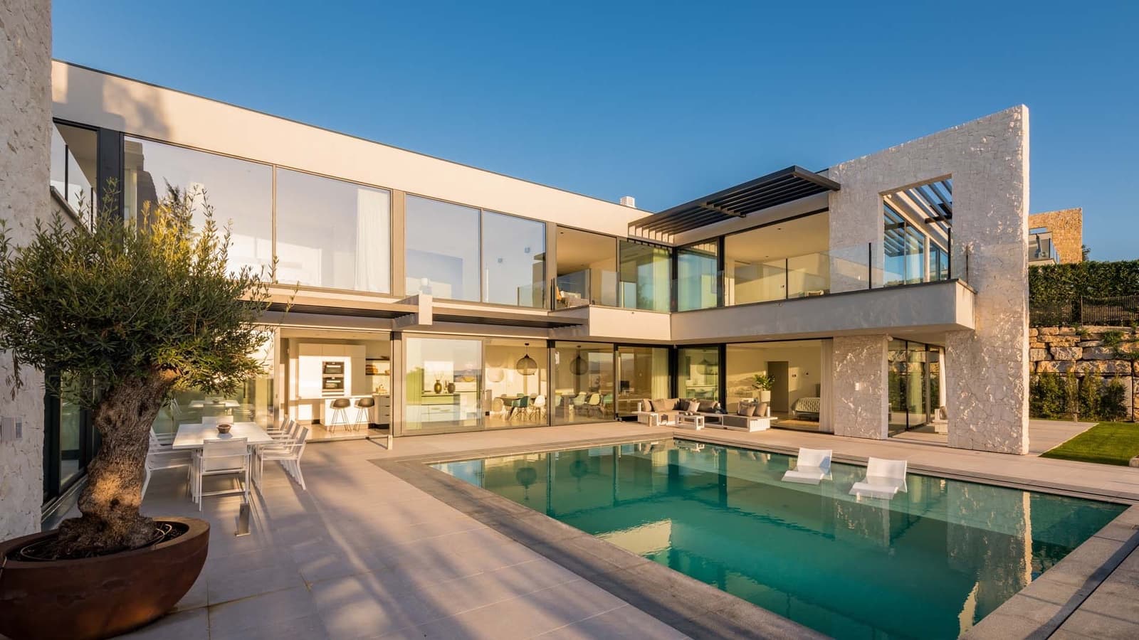 5 bedroom Villa for sale in Benahavis with pool garage - € 5,850,000 (Ref: 8327419)