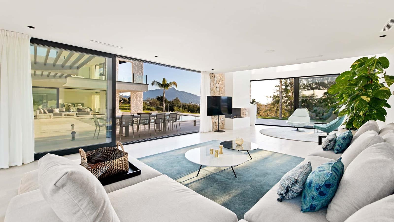 5 bedroom Villa for sale in Benahavis with pool garage - € 5,850,000 (Ref: 8327419)