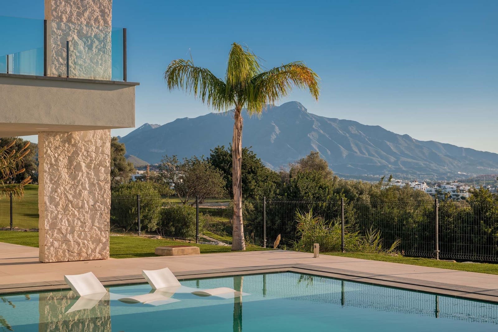 5 bedroom Villa for sale in Benahavis with pool garage - € 5,850,000 (Ref: 8327419)