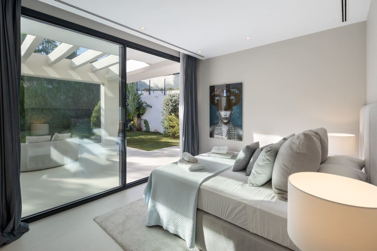 6 bedroom Villa for sale in Marbella with pool garage - € 4,100,000 (Ref: 8344644)