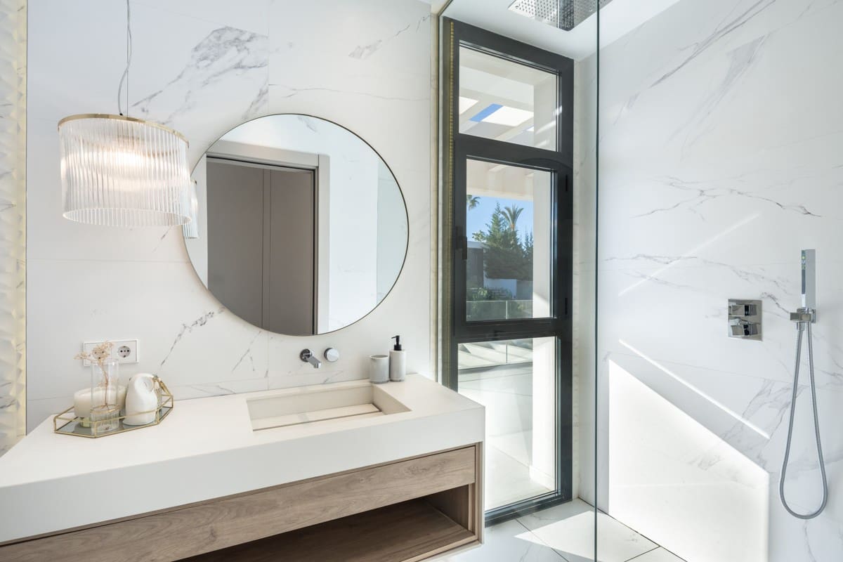 6 bedroom Villa for sale in Marbella with pool garage - € 4,100,000 (Ref: 8344644)