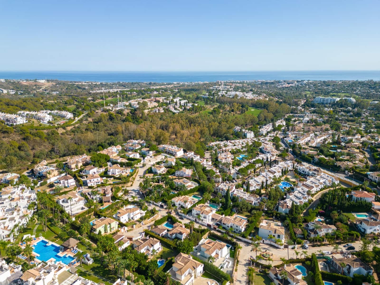 Ático de 2 habitaciones en Nueva Andalucia en venta con piscina garaje - 1.500.000 € (Ref: 8398349)