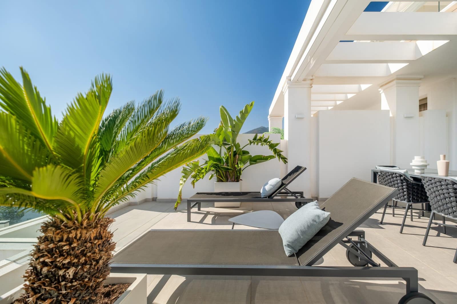 Ático de 2 habitaciones en Nueva Andalucia en venta con piscina garaje - 1.500.000 € (Ref: 8398349)