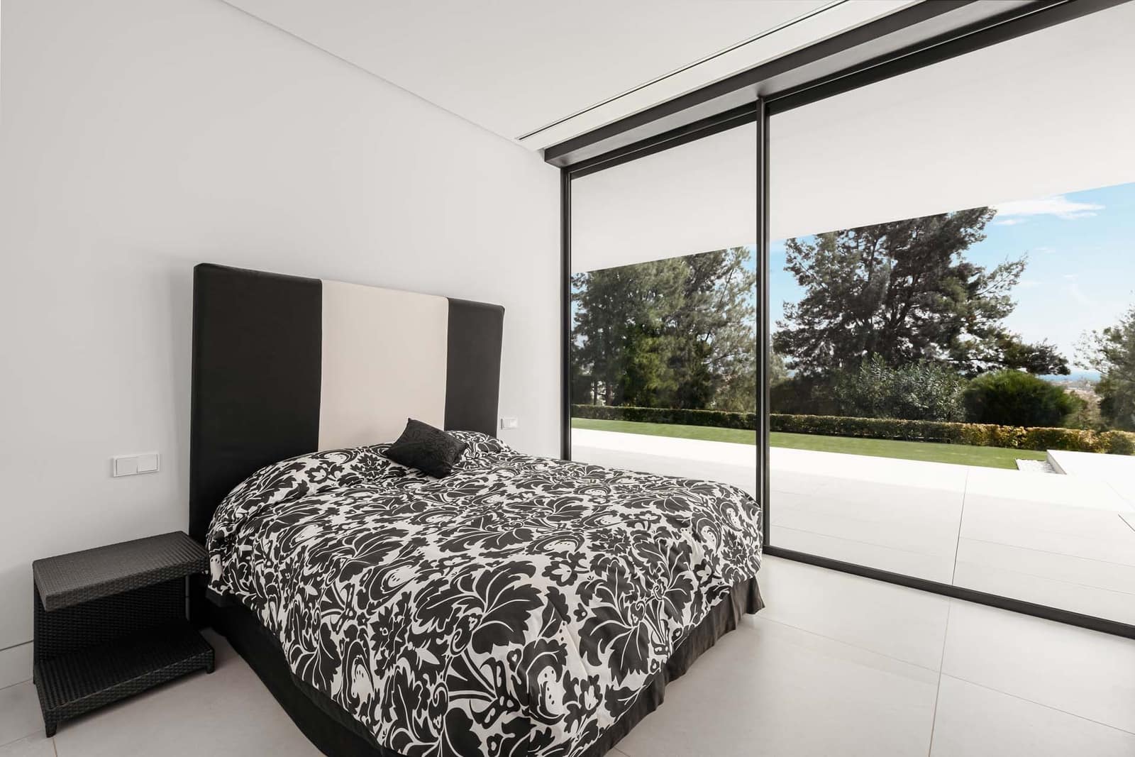 4 bedroom Villa for sale in Benahavis with pool garage - € 5,200,000 (Ref: 8417487)