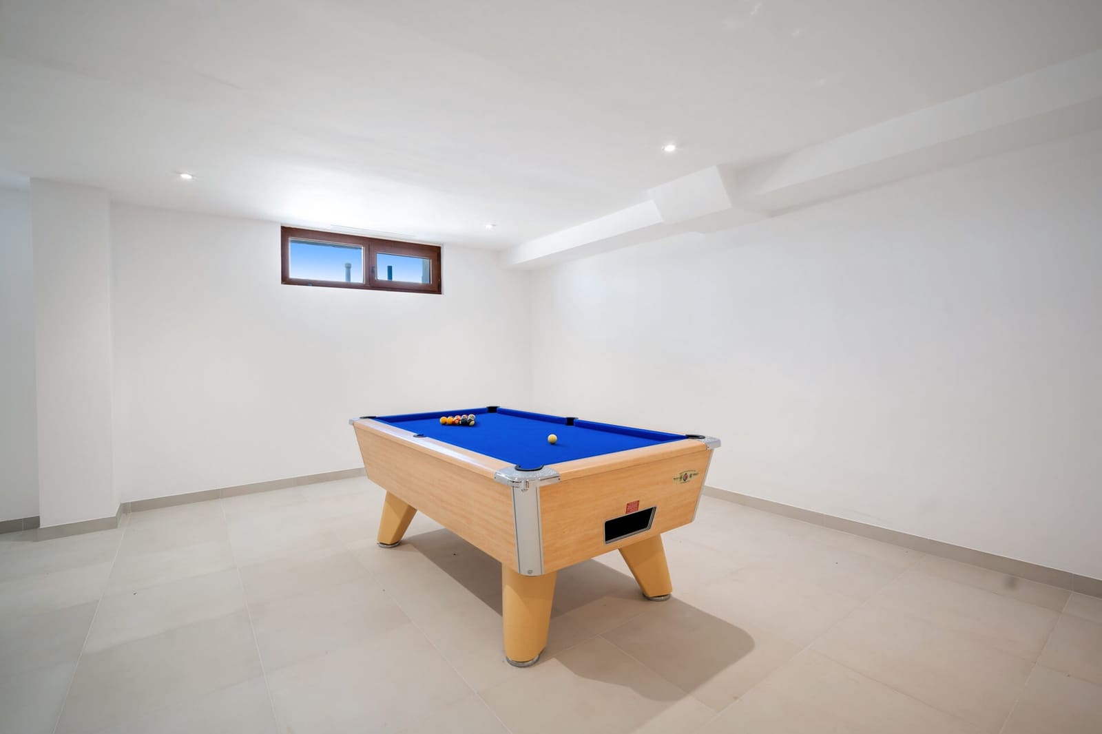 6 bedroom Villa for sale in Benahavis with pool garage - € 2,475,000 (Ref: 8438489)