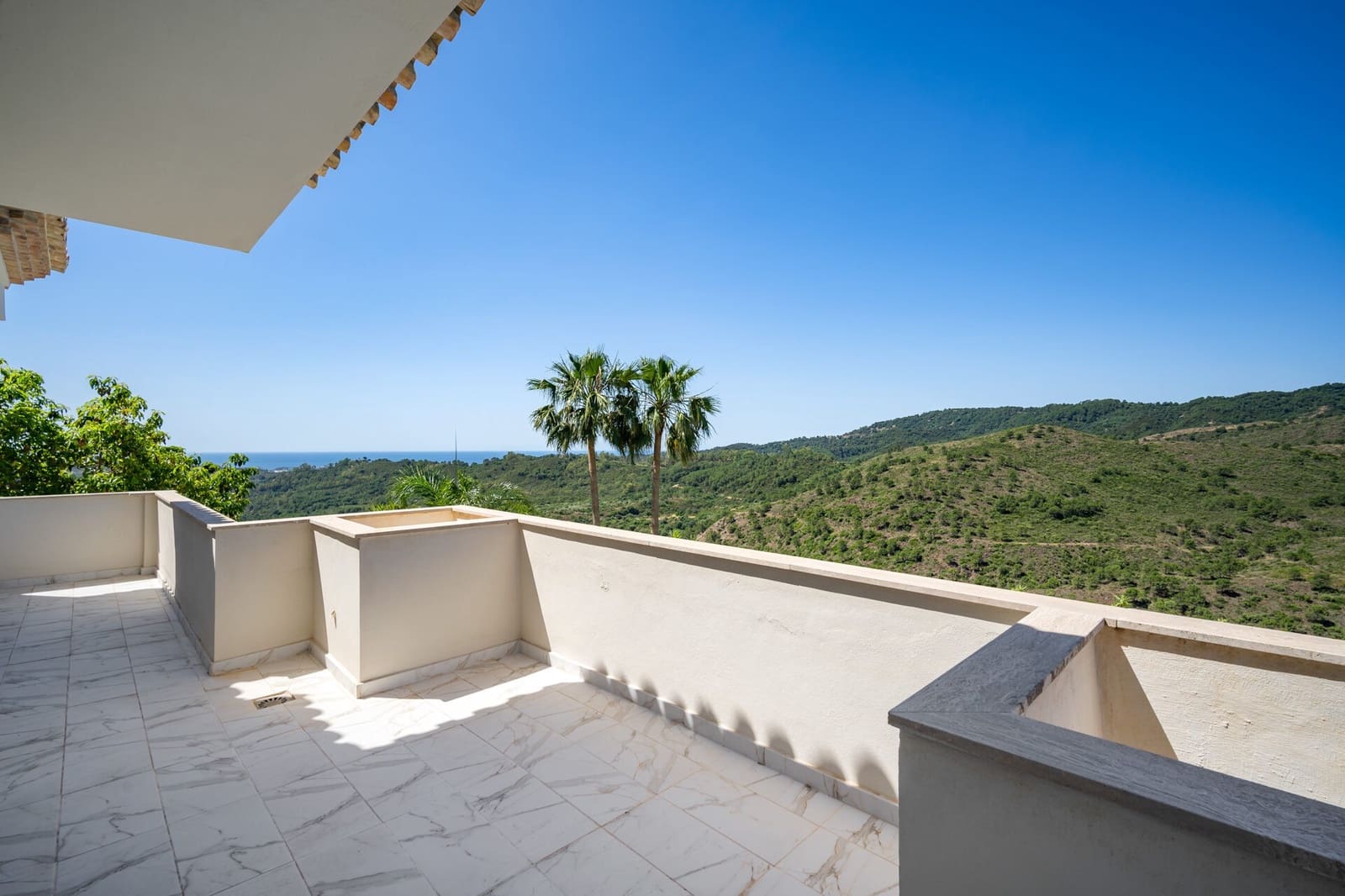 6 bedroom Villa for sale in Benahavis with pool garage - € 2,475,000 (Ref: 8438489)