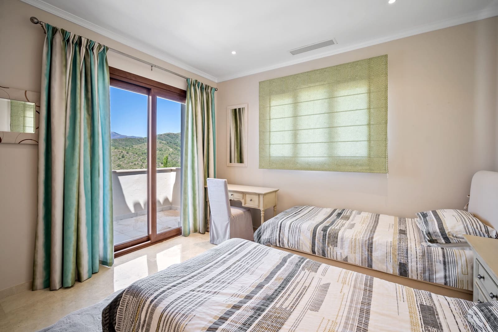 6 bedroom Villa for sale in Benahavis with pool garage - € 2,475,000 (Ref: 8438489)