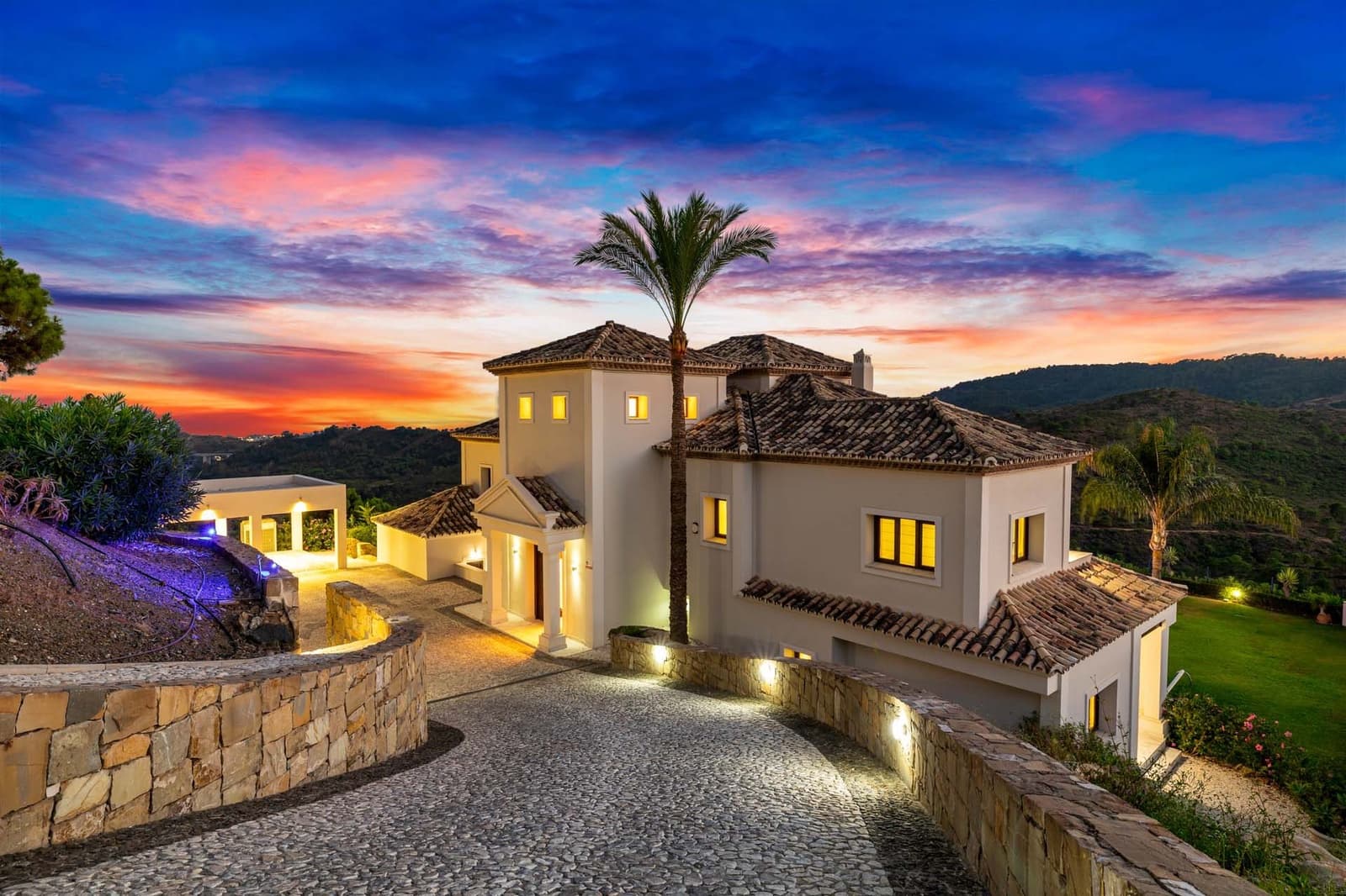 6 bedroom Villa for sale in Benahavis with pool garage - € 2,475,000 (Ref: 8438489)
