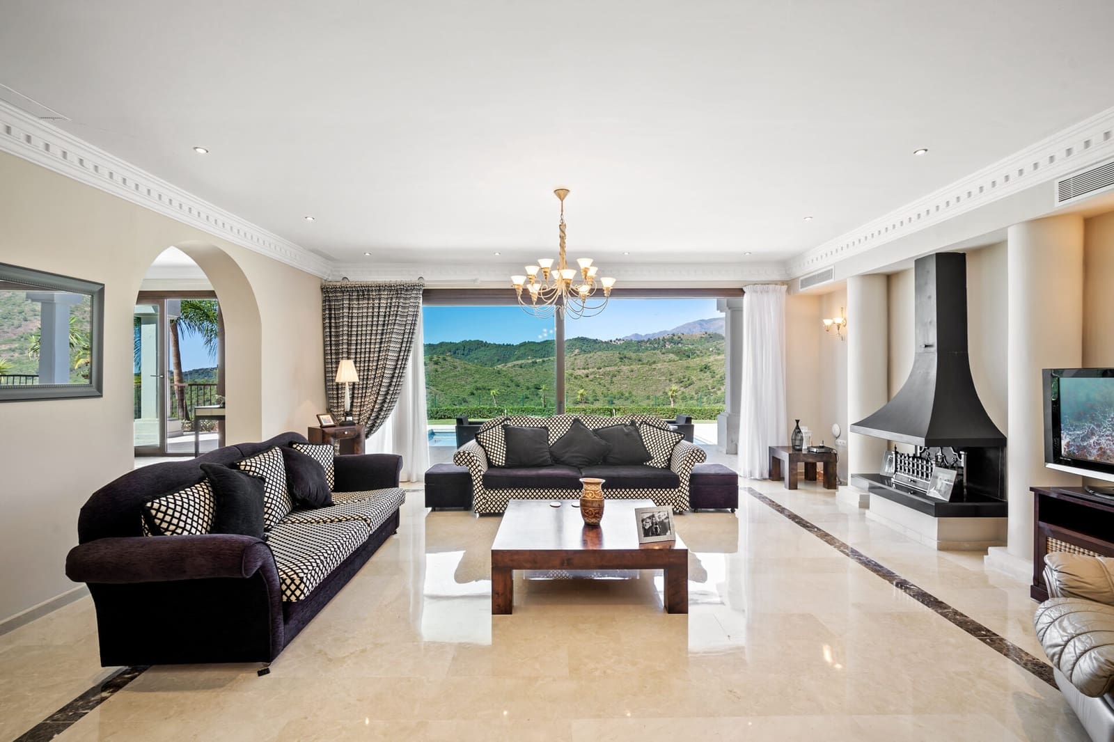 6 bedroom Villa for sale in Benahavis with pool garage - € 2,475,000 (Ref: 8438489)