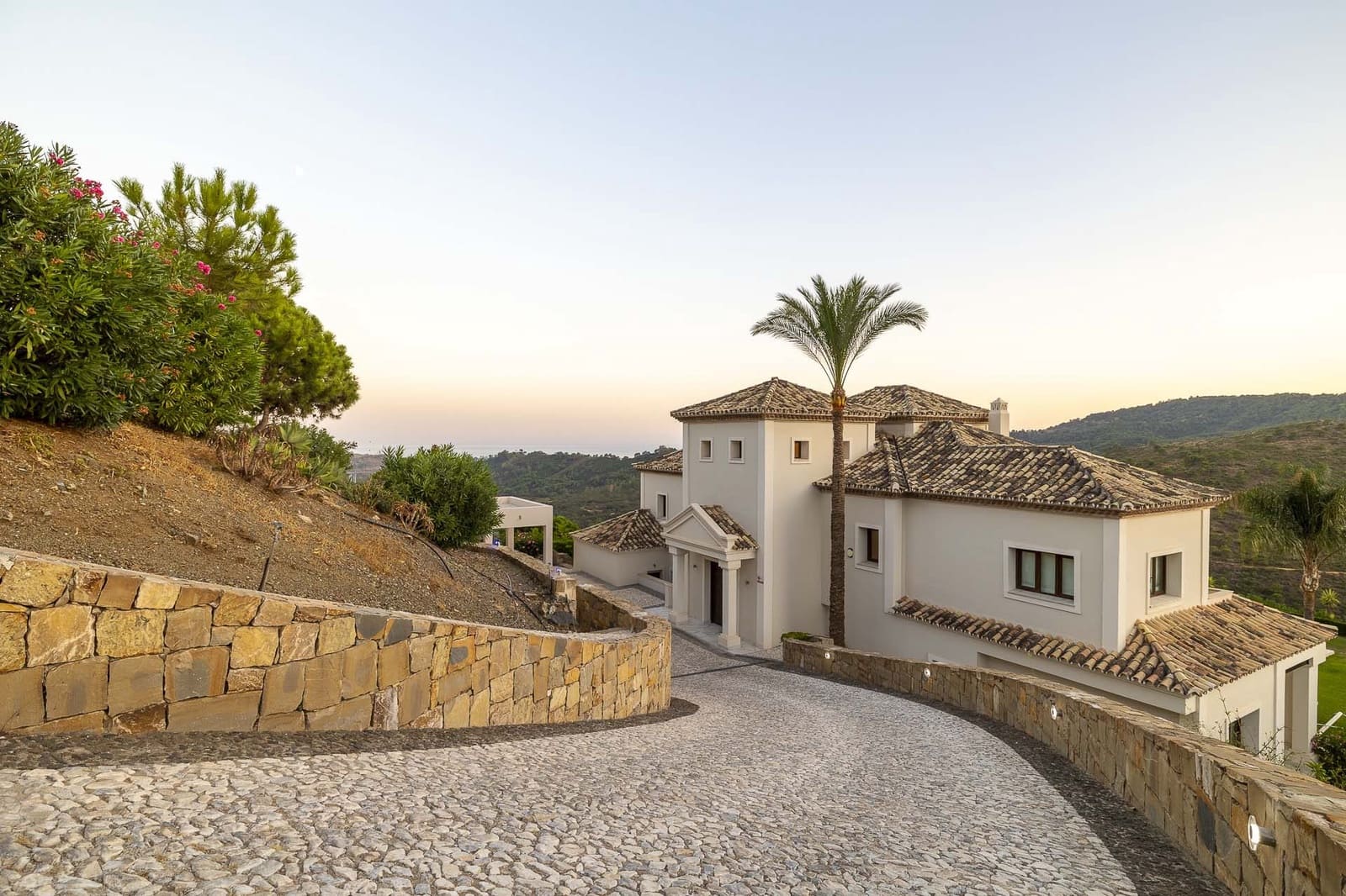 6 bedroom Villa for sale in Benahavis with pool garage - € 2,475,000 (Ref: 8438489)