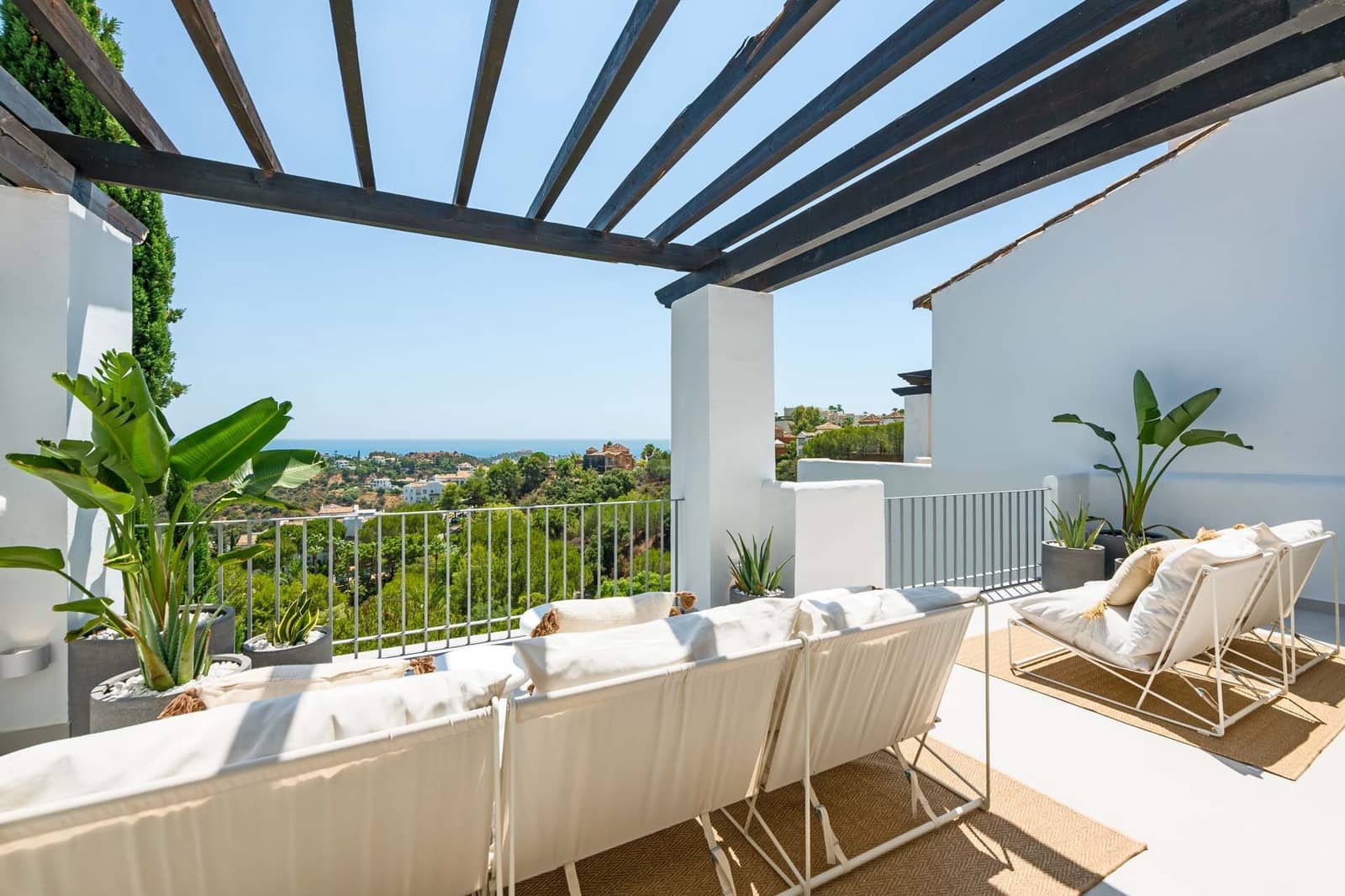 3 bedroom Apartment for sale in La Quinta with pool garage - € 1,395,000 (Ref: 8477699)