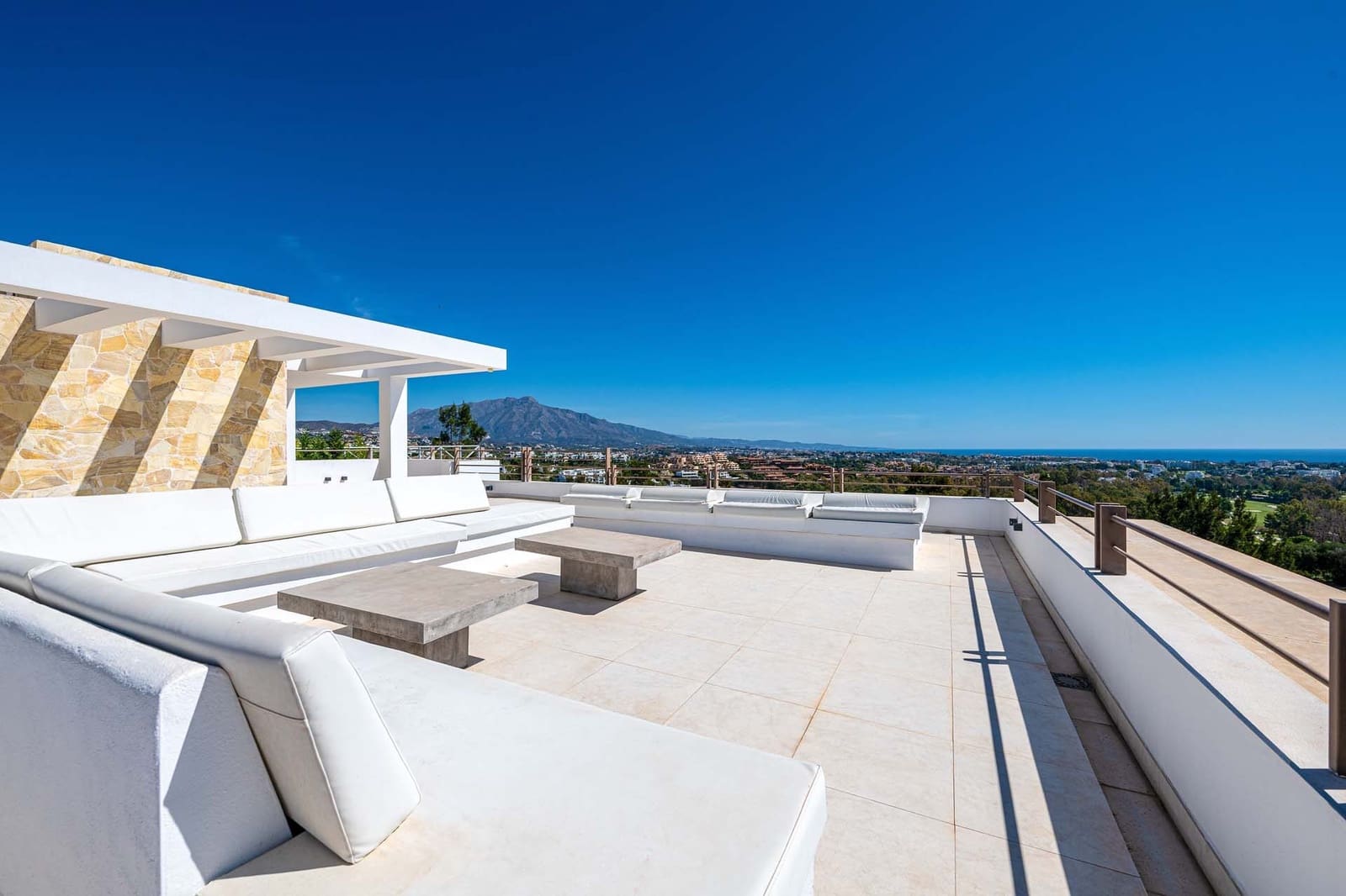 8 bedroom Villa for sale in Benahavis with pool garage - € 3,750,000 (Ref: 8484437)