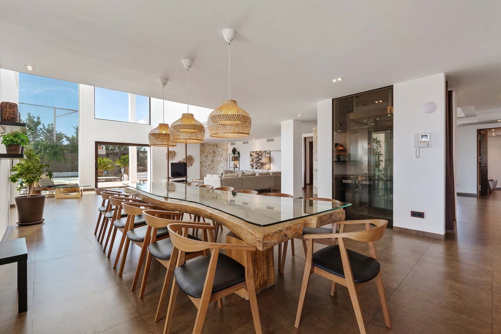 8 bedroom Villa for sale in Benahavis with pool garage - € 3,750,000 (Ref: 8484437)