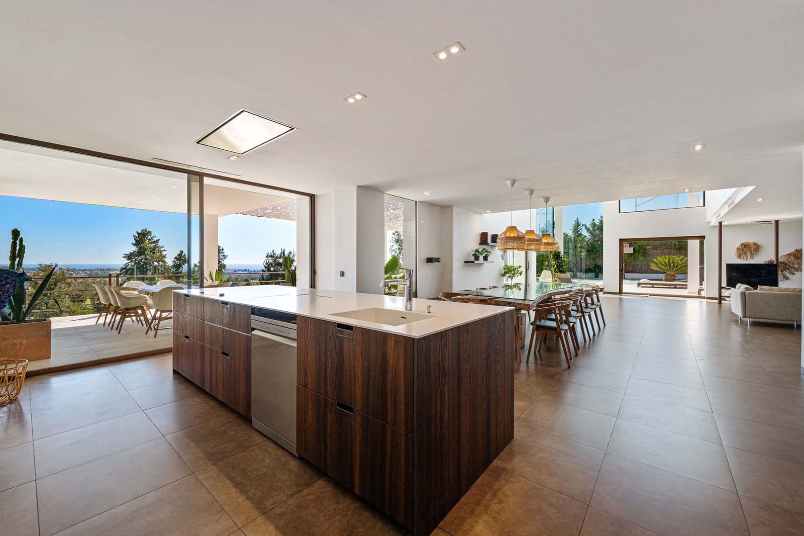 8 bedroom Villa for sale in Benahavis with pool garage - € 3,750,000 (Ref: 8484437)