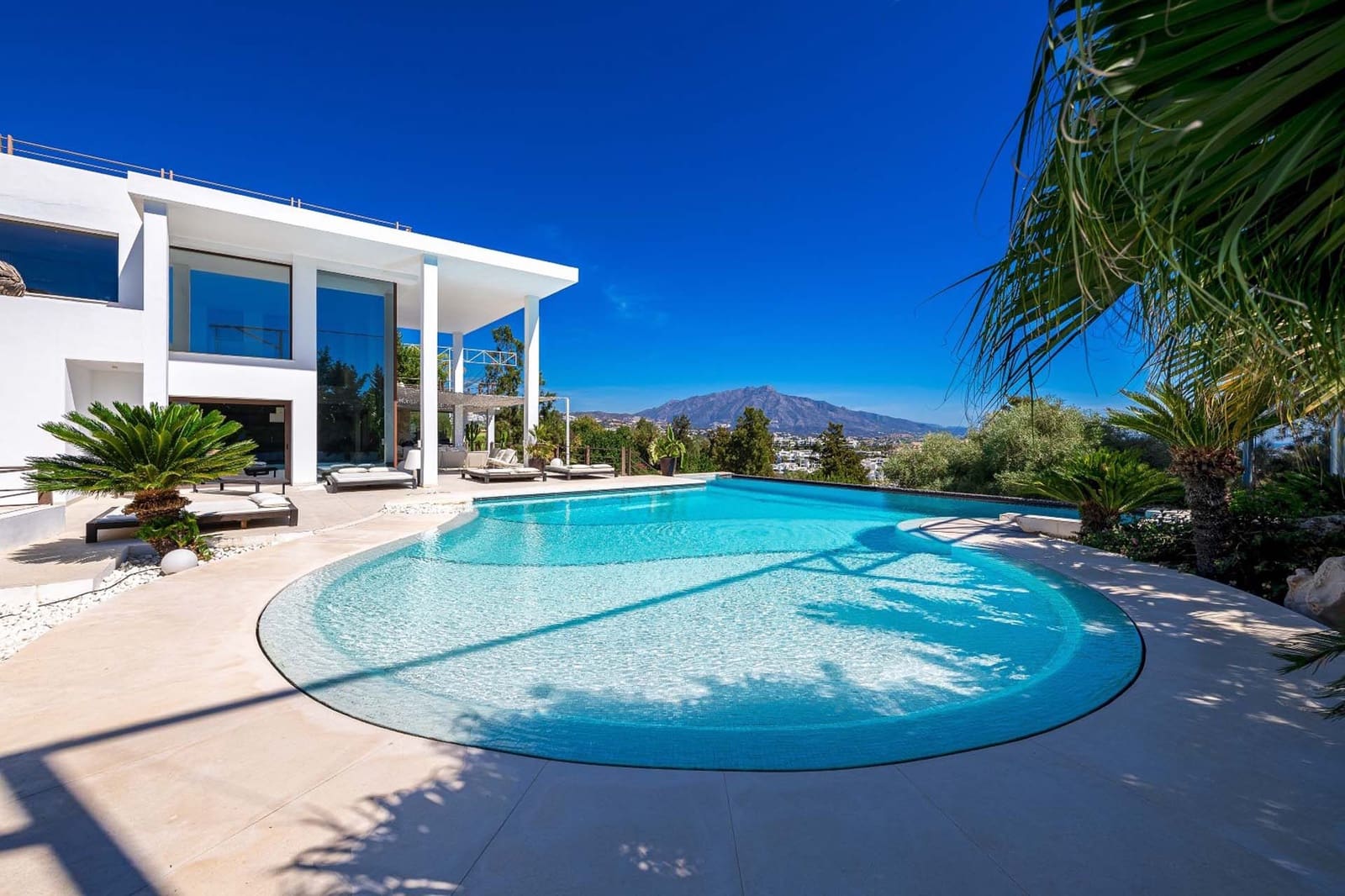 8 bedroom Villa for sale in Benahavis with pool garage - € 3,750,000 (Ref: 8484437)