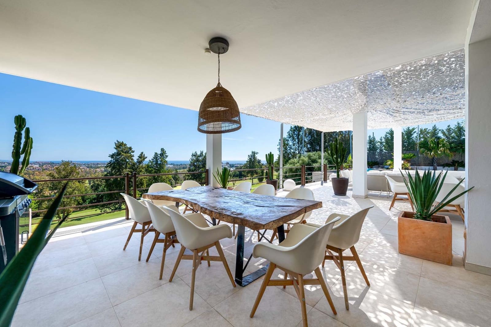 8 bedroom Villa for sale in Benahavis with pool garage - € 3,750,000 (Ref: 8484437)