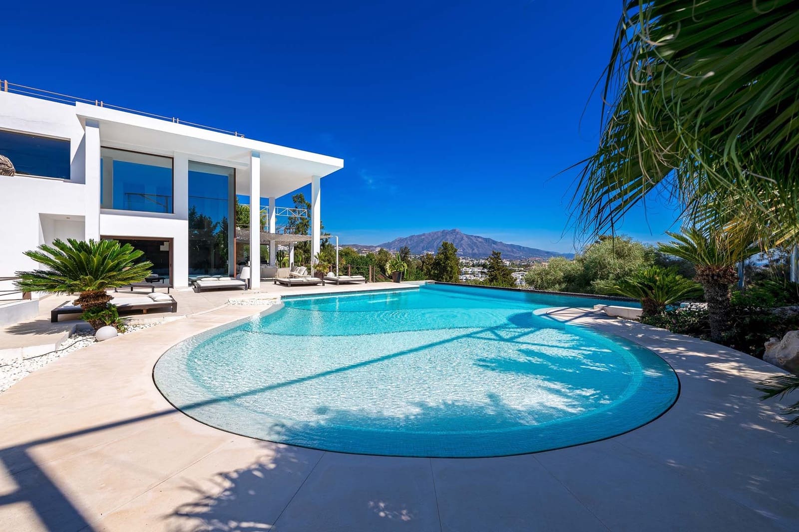 8 bedroom Villa for sale in Benahavis with pool garage - € 3,750,000 (Ref: 8484437)