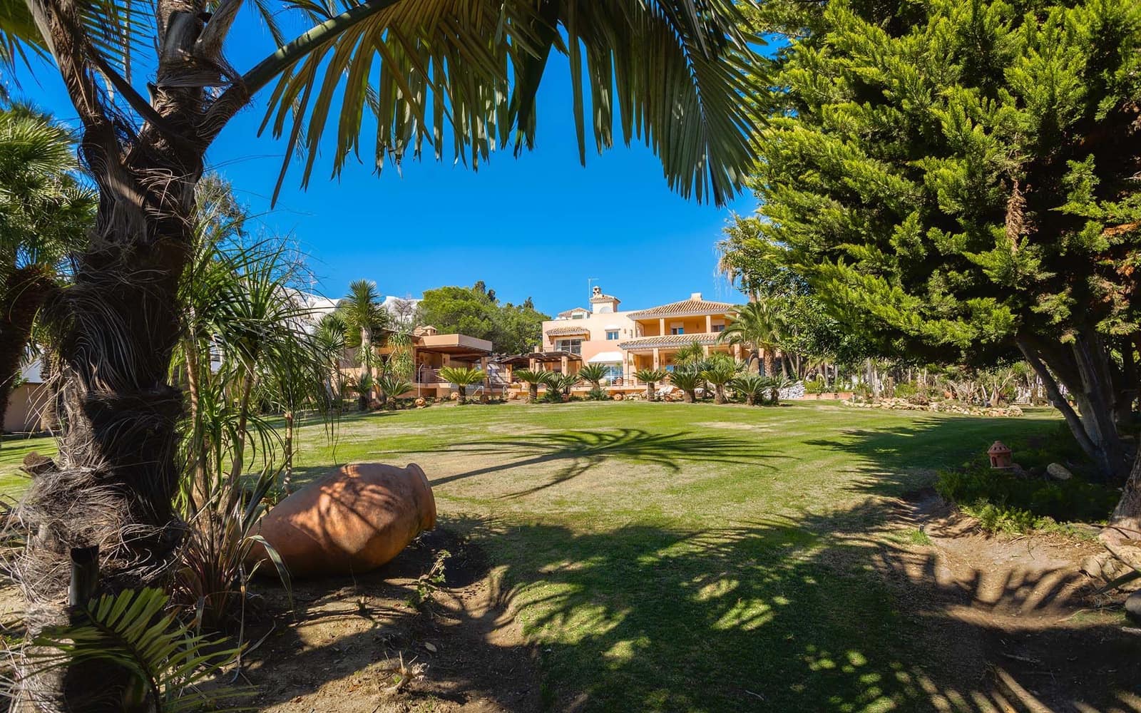 8 bedroom Villa for sale in New Golden Mile with pool garage - € 7,500,000 (Ref: 8522817)