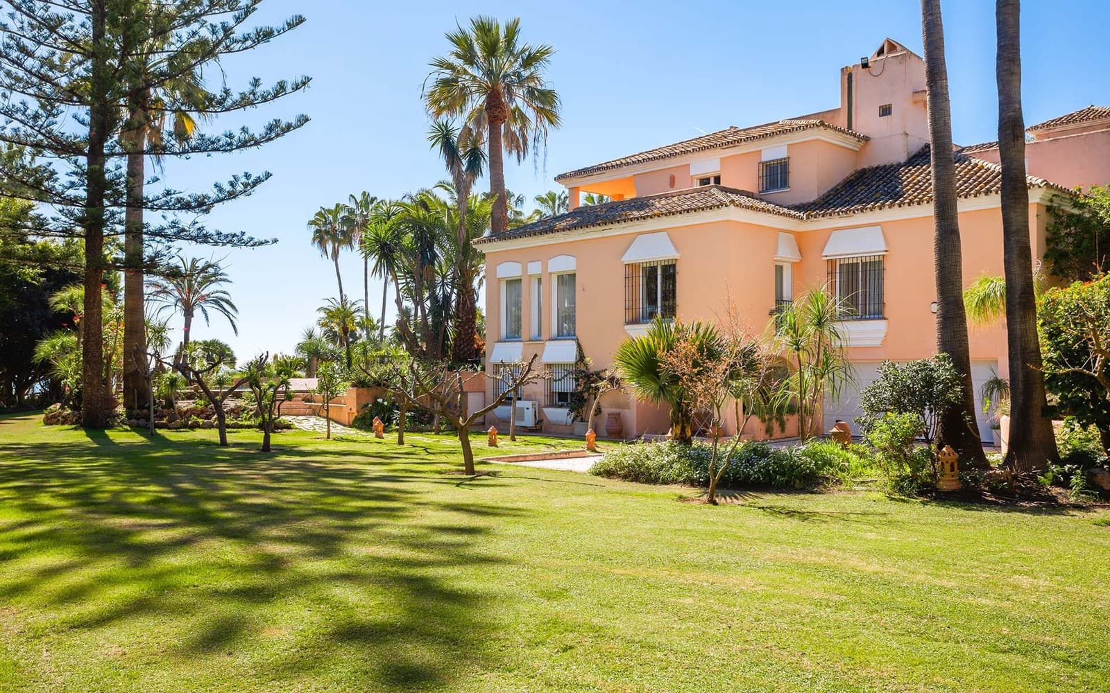 8 bedroom Villa for sale in New Golden Mile with pool garage - € 7,500,000 (Ref: 8522817)