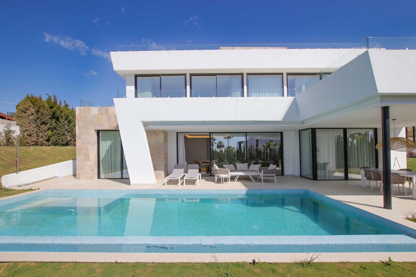 4 quarto Moradia para venda em Estepona com piscina garagem - 2 495 000 € (Ref: 8531728)