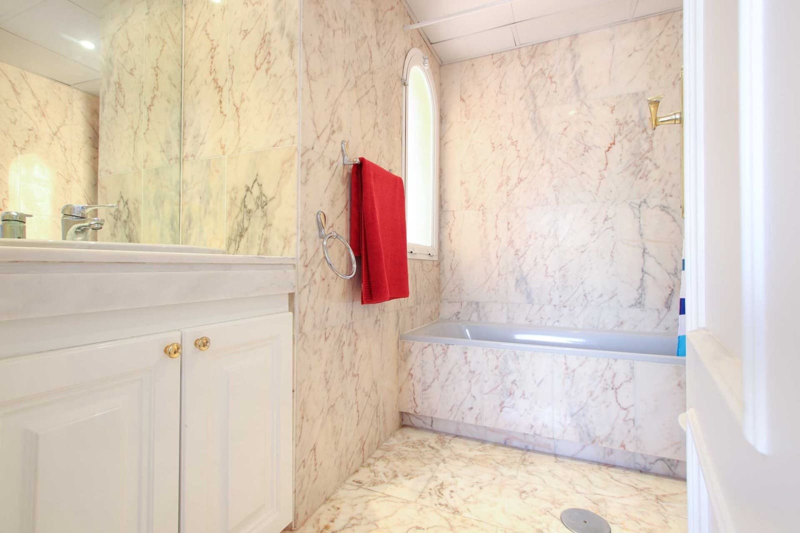 3 bedroom Townhouse for sale in Nueva Andalucia with pool garage - € 630,000 (Ref: 8531729)