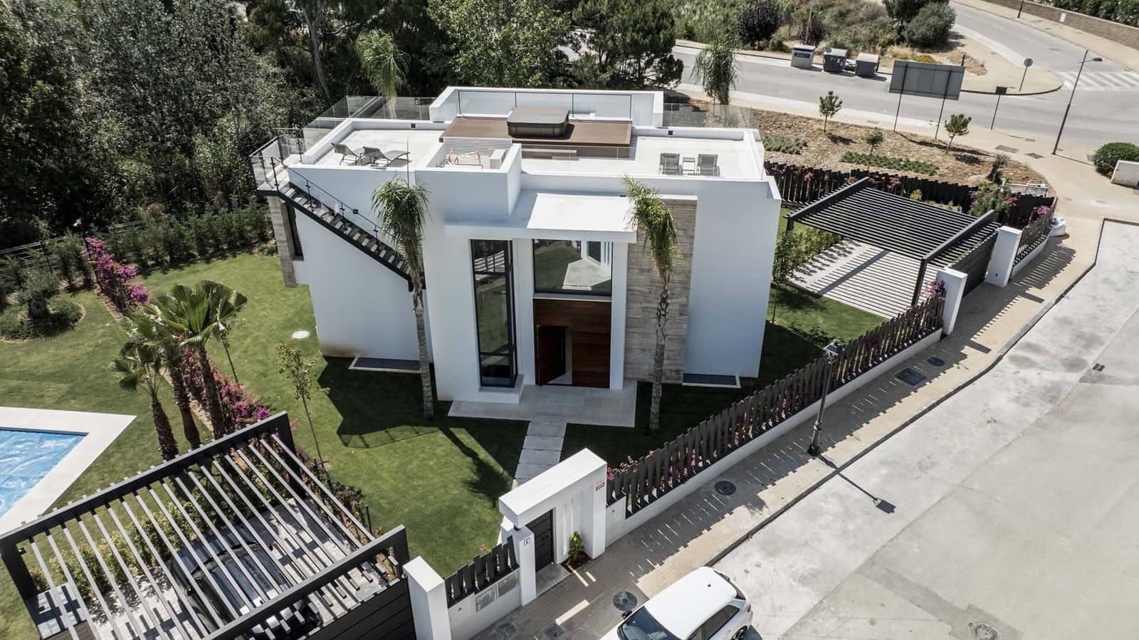 4 bedroom Villa for sale in El Paraiso with pool - € 1,995,000 (Ref: 8541962)