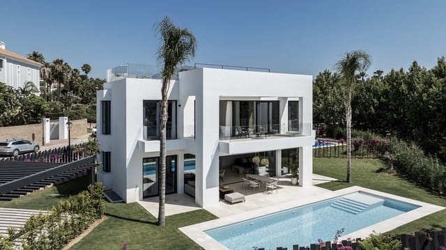 4 bedroom Villa for sale in El Paraiso, Estepona with pool - € 1,995,000 (Ref: 8541962)