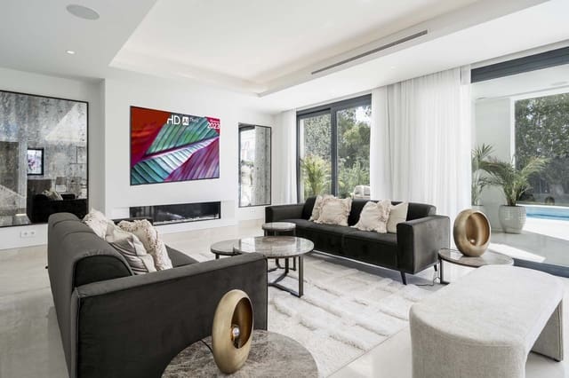 4 bedroom Villa for sale in El Paraiso, Estepona with pool - € 1,995,000 (Ref: 8541962)