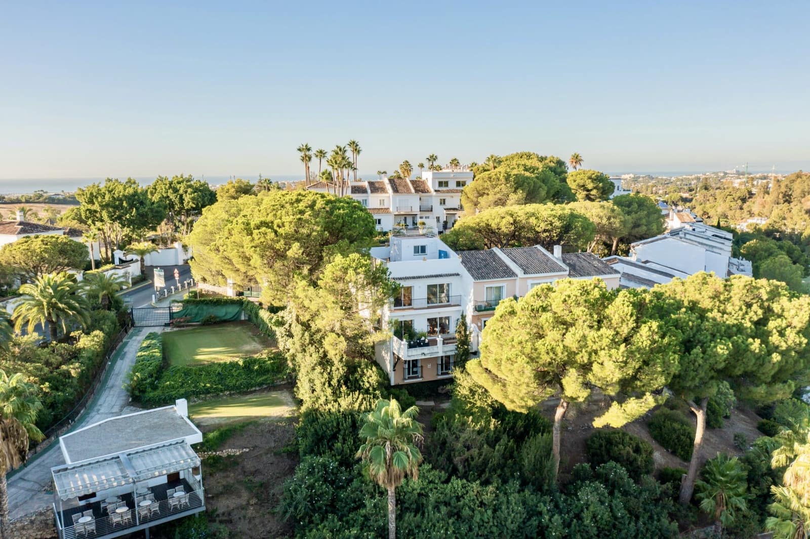 4 bedroom Townhouse for sale in La Quinta with garage - € 945,000 (Ref: 8556663)