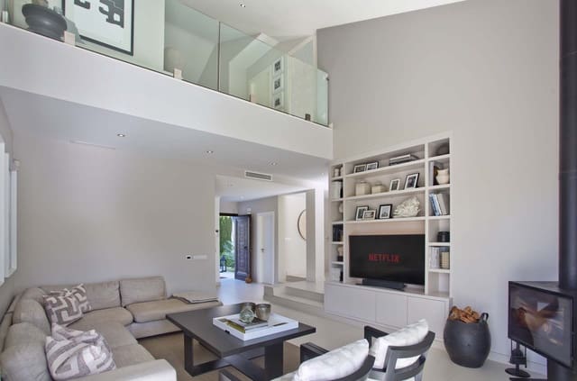 4 sovrum Villa till salu i Nueva Andalucia, Marbella med pool - 2 350 000 € (Ref: 8588382)