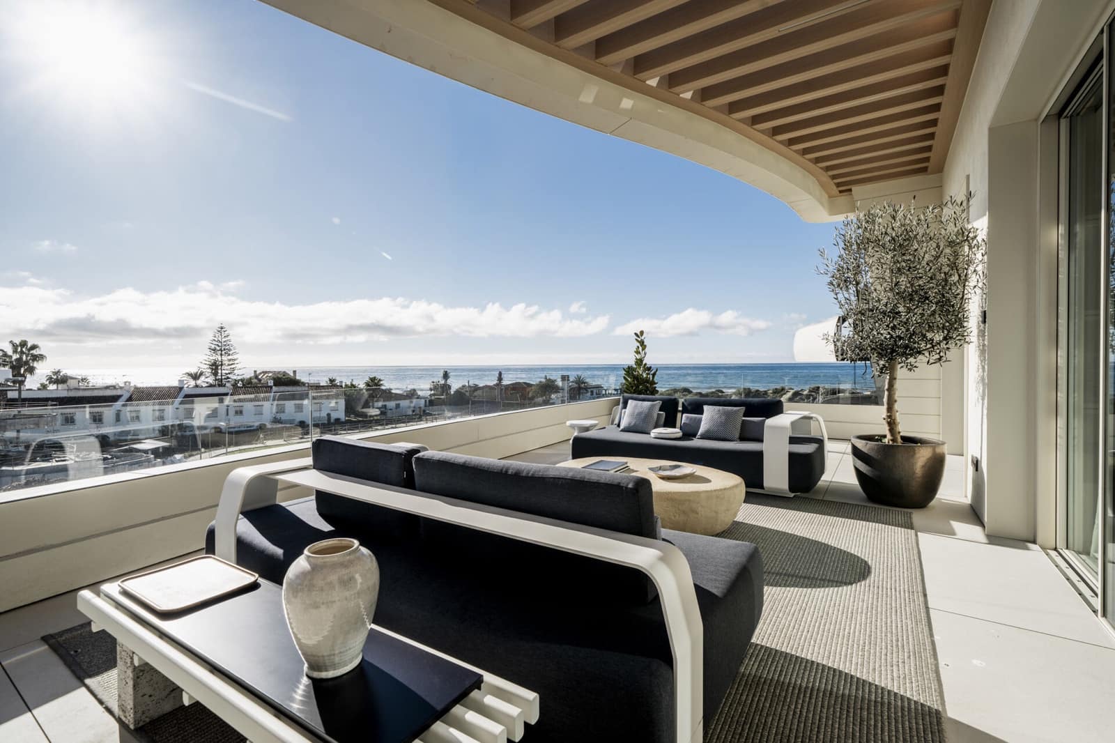 3 sypialnia Apartament na sprzedaż w Las Chapas z basenem garażem - 3 700 000 € (Ref: 8594908)