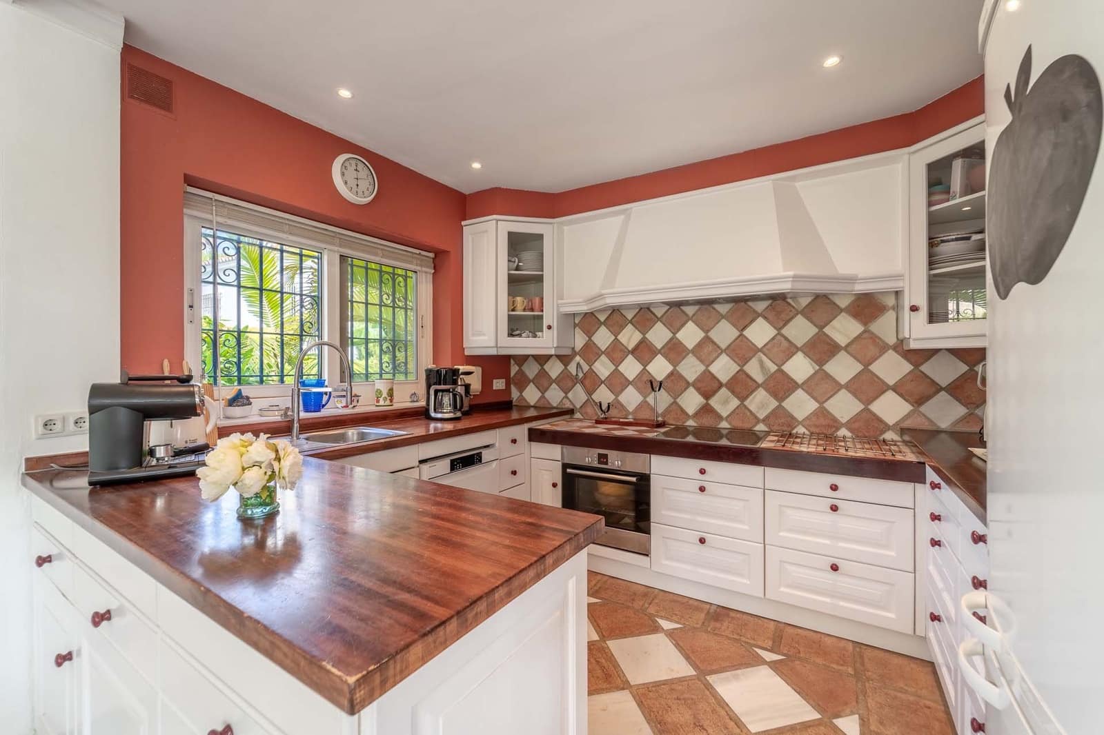 3 bedroom Villa for sale in El Rosario with pool - € 1,785,000 (Ref: 8594909)