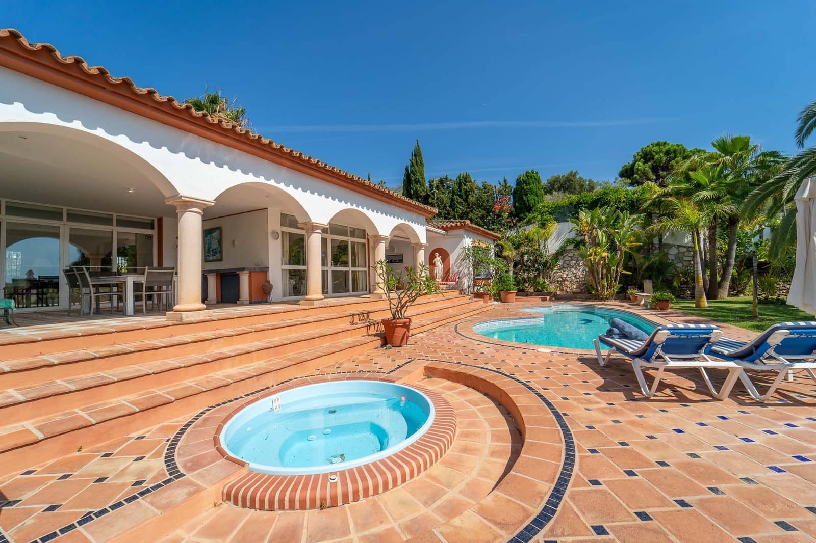 3 bedroom Villa for sale in El Rosario with pool - € 1,785,000 (Ref: 8594909)