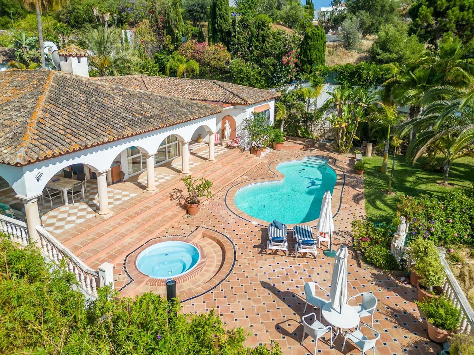 3 bedroom Villa for sale in El Rosario with pool - € 1,785,000 (Ref: 8594909)