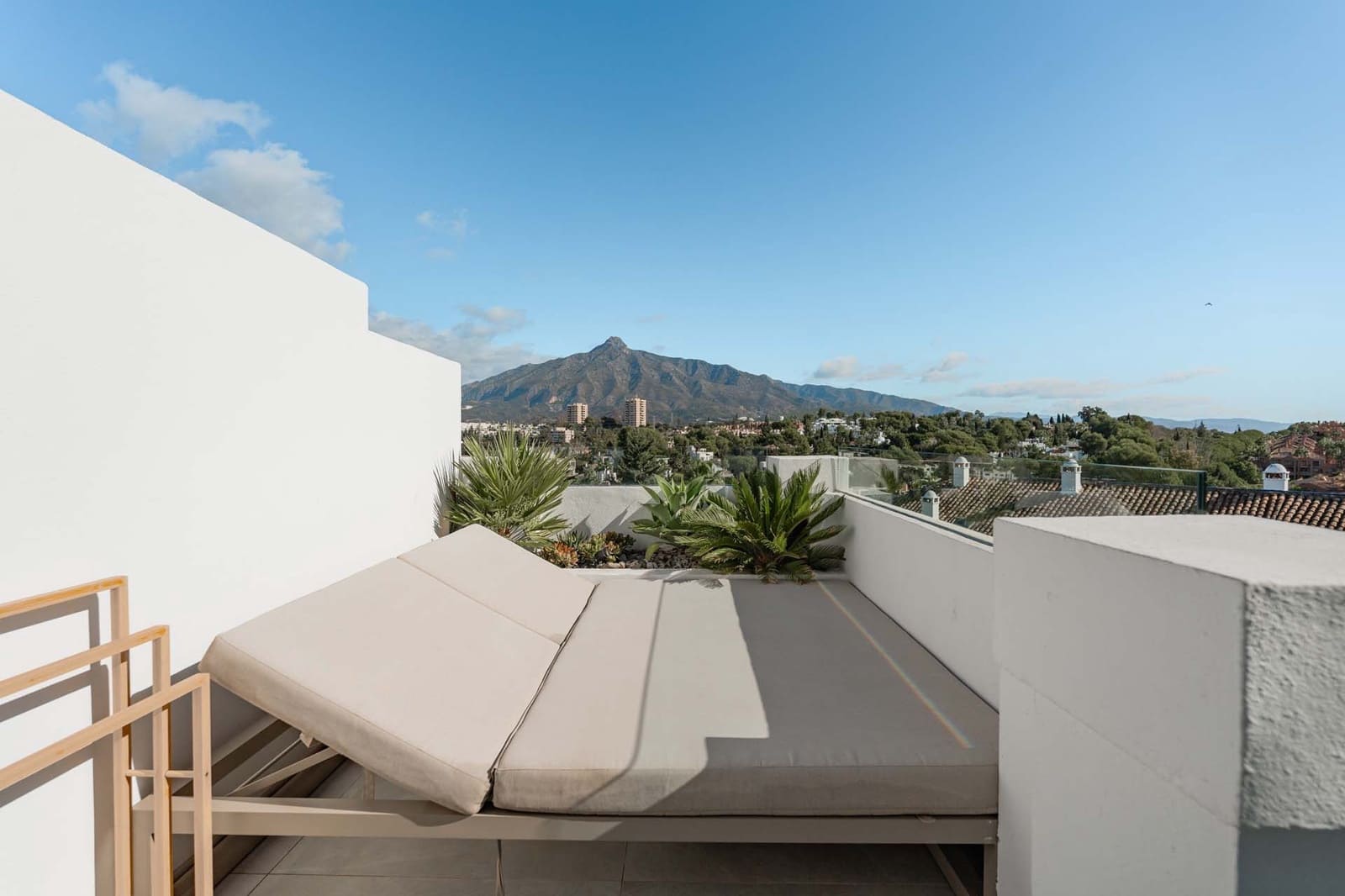 3 bedroom Penthouse for sale in Nueva Andalucia with pool garage - € 1,550,000 (Ref: 8601352)