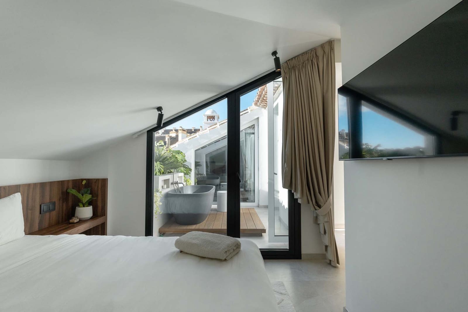 3 bedroom Penthouse for sale in Nueva Andalucia with pool garage - € 1,550,000 (Ref: 8601352)