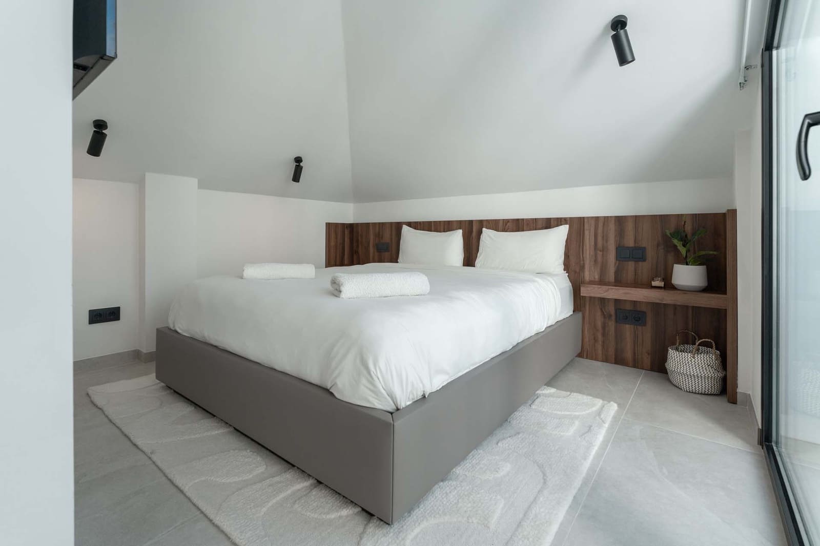 3 bedroom Penthouse for sale in Nueva Andalucia with pool garage - € 1,550,000 (Ref: 8601352)