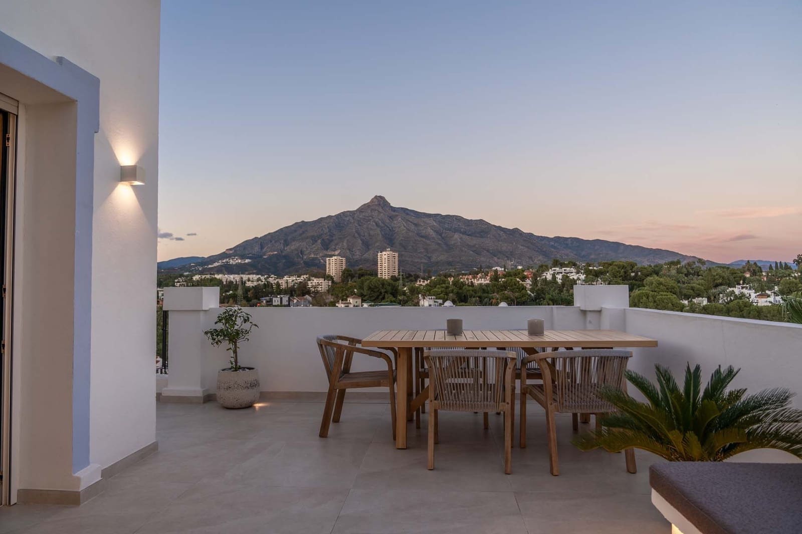 3 bedroom Penthouse for sale in Nueva Andalucia with pool garage - € 1,550,000 (Ref: 8601352)