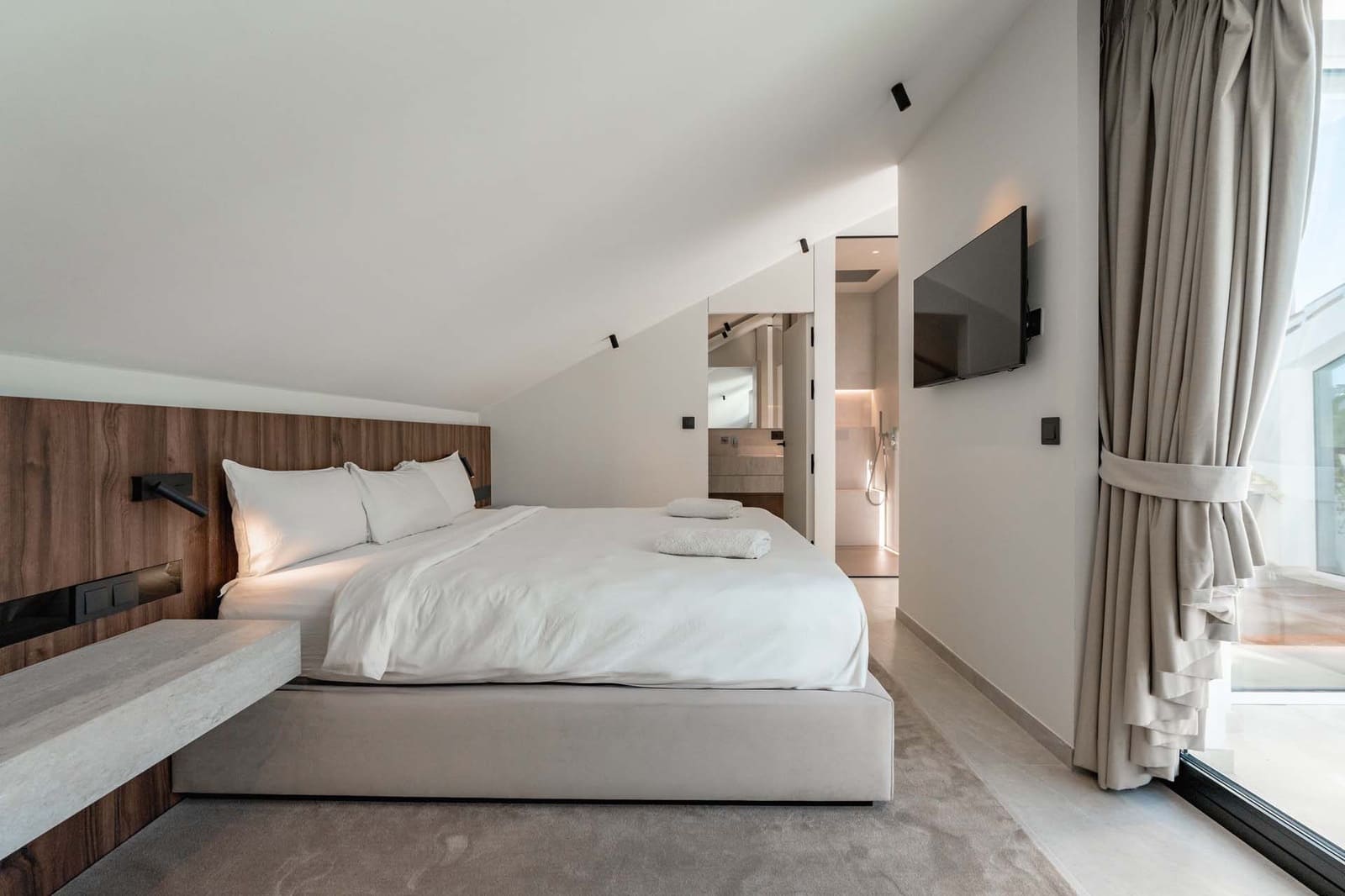 3 bedroom Penthouse for sale in Nueva Andalucia with pool garage - € 1,550,000 (Ref: 8601352)