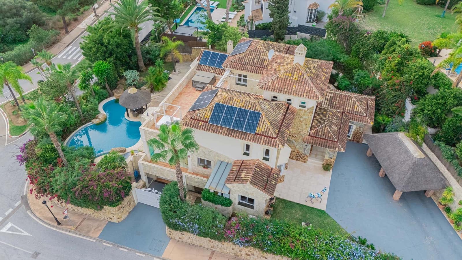 5 bedroom Villa for sale in Elviria with pool garage - € 1,990,000 (Ref: 8644844)