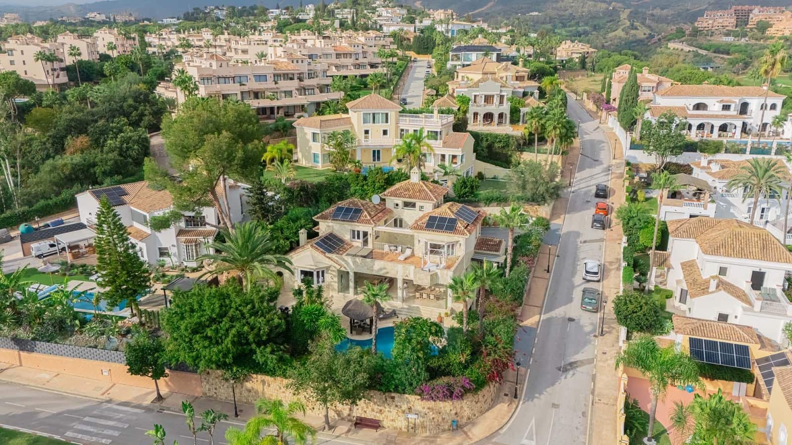 5 bedroom Villa for sale in Elviria with pool garage - € 1,990,000 (Ref: 8644844)