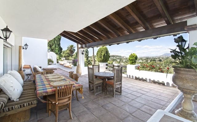 5 bedroom Villa for sale in Nueva Andalucia, Marbella with pool - € 2,995,000 (Ref: 8668114)