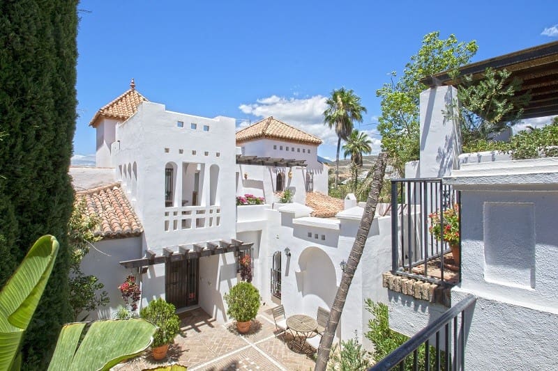 5 bedroom Villa for sale in Nueva Andalucia with pool - € 2,995,000 (Ref: 8668114)